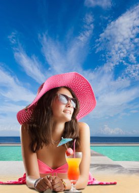 Sahilde güzel bir kadın.