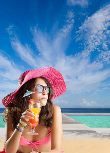 Vacker kvinna på stranden. — Stockfoto