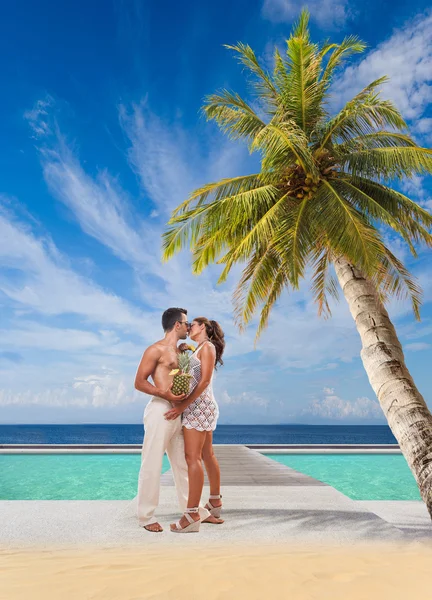 Casal na praia tropical — Fotografia de Stock