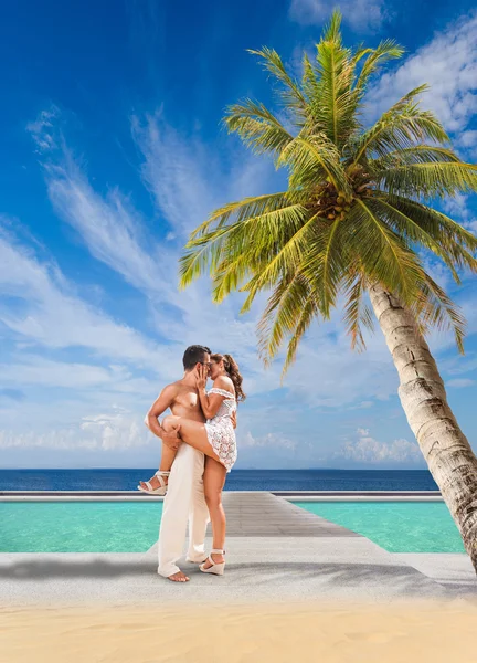 Casal na praia tropical — Fotografia de Stock