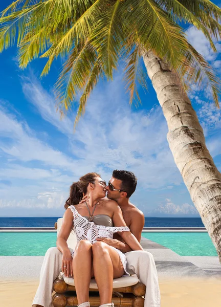 Casal na praia tropical — Fotografia de Stock