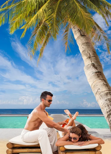 Casal na praia tropical — Fotografia de Stock