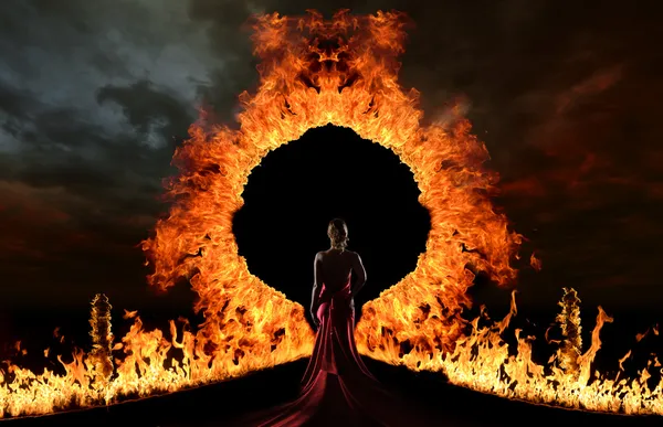 Woman at the gate of hell — Stock Photo, Image