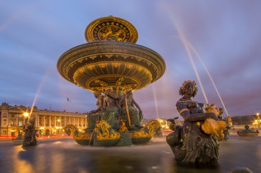 gece, Paris'te place de la Concorde'ye, Çeşme