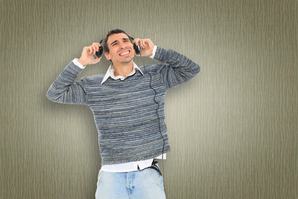 Άνθρωπος ακούει μουσική με ακουστικά — Φωτογραφία Αρχείου