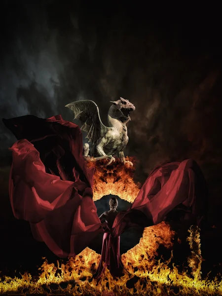 Жінка в червоній сукні і дракон — стокове фото