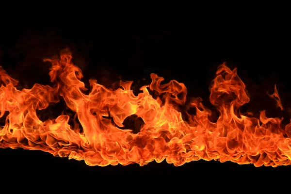 Płonącego ognia na czarnym tle — Zdjęcie stockowe