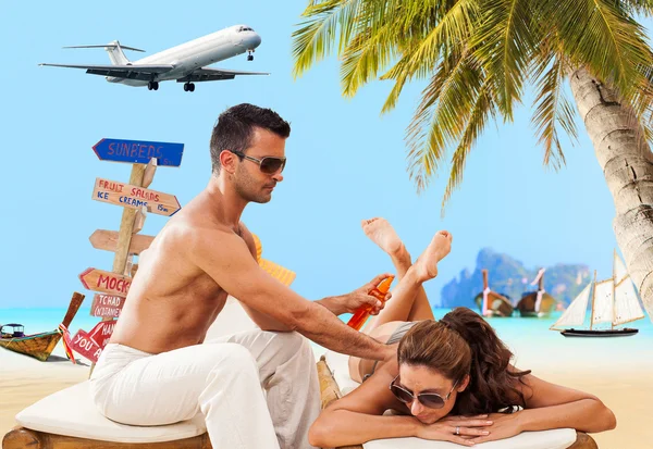 Par på stranden på tropical resort — Stockfoto