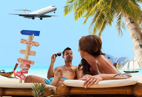 Pareja en la playa en el complejo tropical — Foto de Stock