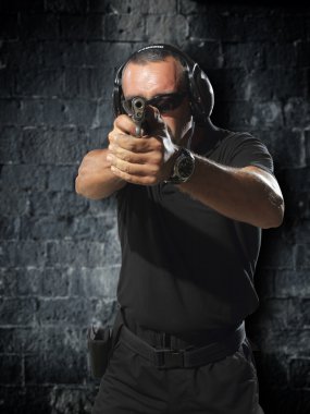 adam çekim silah