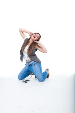 Müzik dinleyen kız