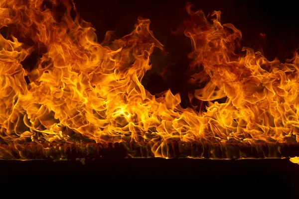 Flammande lågor på svart bakgrund — Stockfoto