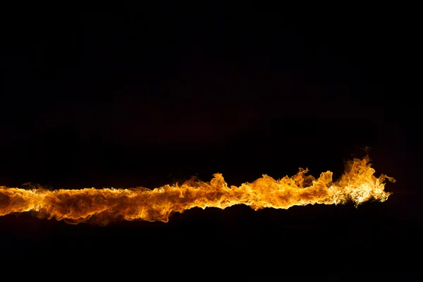 Flammes flamboyantes sur fond noir — Photo
