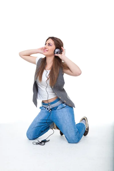 Flicka lyssnar på musik — Stockfoto