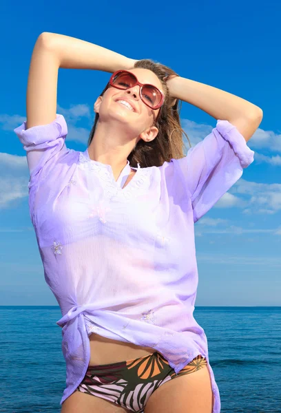 Vrouw op het strand — Stockfoto