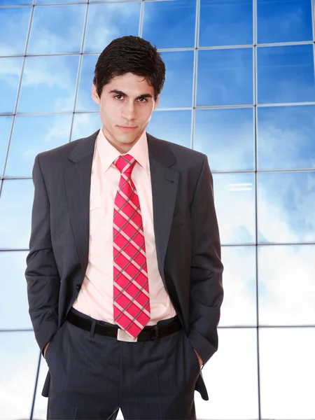 Homem de negócios posando no prédio corporativo — Fotografia de Stock