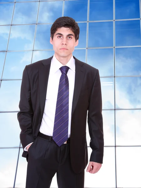 Homem de negócios posando no prédio corporativo — Fotografia de Stock