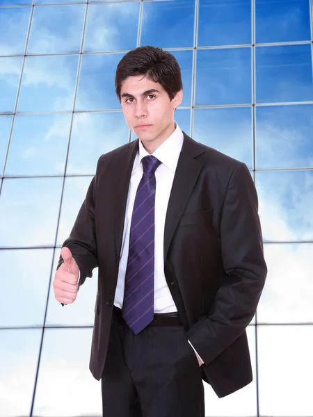 Geschäftsmann posiert vor Firmengebäude — Stockfoto