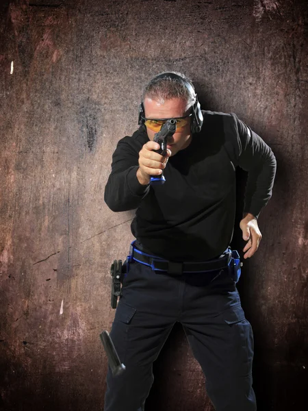 Man shooting gun — Stock Photo, Image