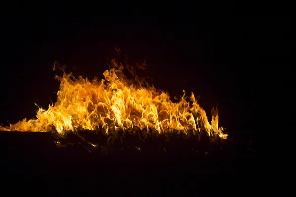 Απίστευτα φλόγες σε μαύρο φόντο — Φωτογραφία Αρχείου