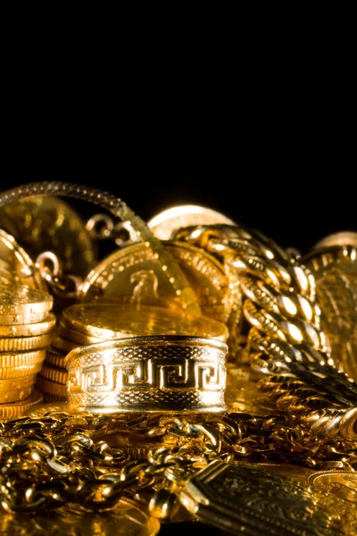 Juwelen und Goldmünzen — Stockfoto