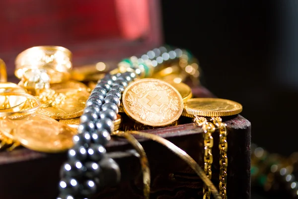 Juwelen und Goldmünzen — Stockfoto