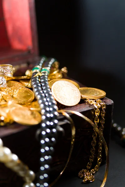 Jóias e moedas de ouro — Fotografia de Stock