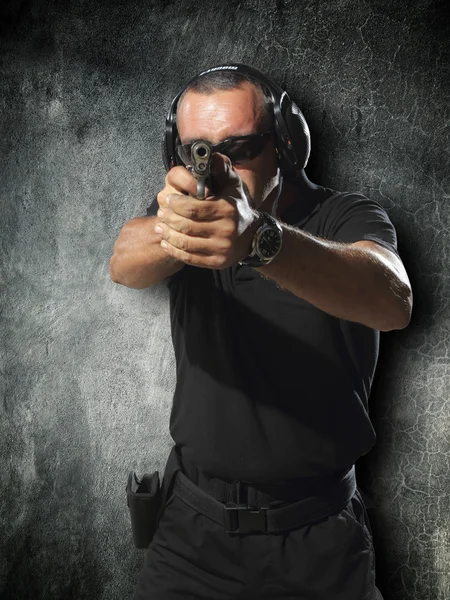 Man shooting gun — Stock Photo, Image