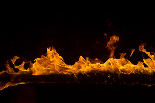 Пылающий огонь на черном фоне
