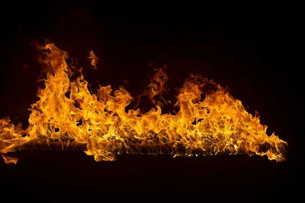 Lodernde Flammen auf schwarzem Hintergrund — Stockfoto