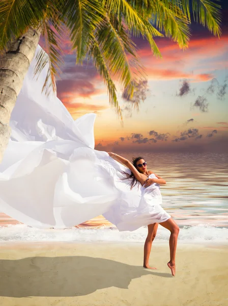 Beautiful Girl With White fabric on The Beach. — Stock Photo, Image