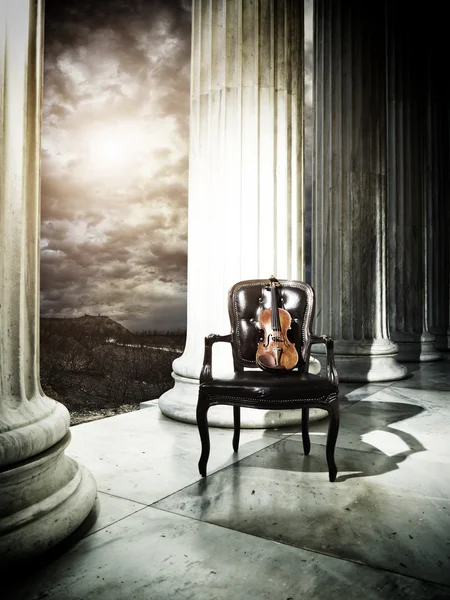 Vecchia sedia e violino — Foto Stock