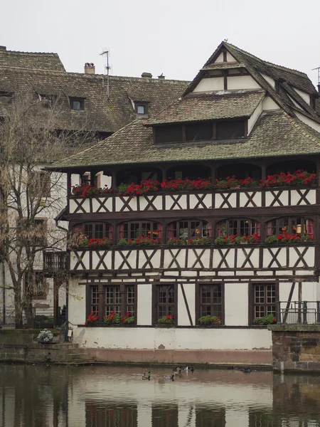 Vue sur la Petite France pittoresque au-dessus du canal, Vieille ville de Stras — Photo