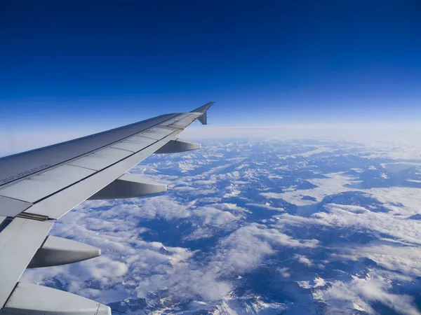 Flugzeug fliegt über den Wolken — Stockfoto