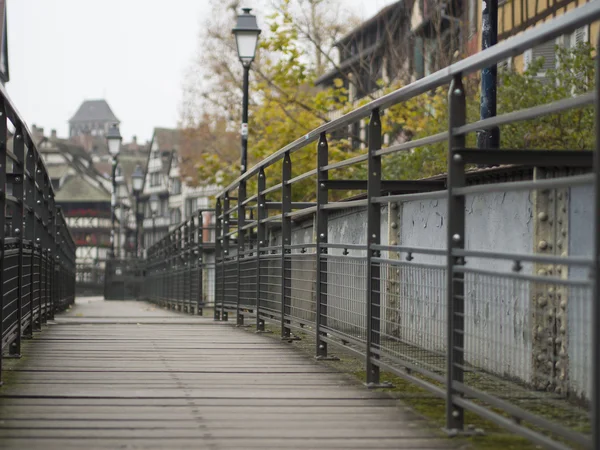 Kanal, stras eski şehirde yukarıda pitoresk petite France göster — Stok fotoğraf