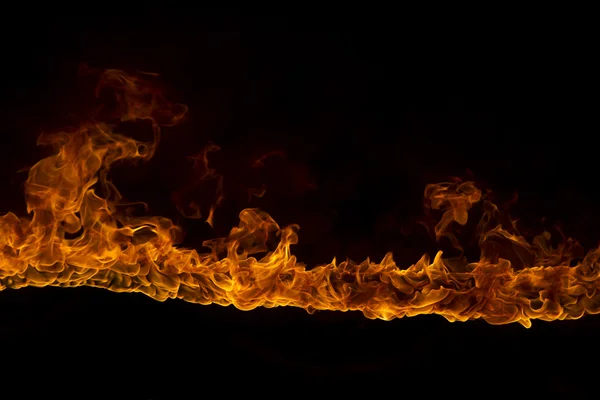 Hořící plameny na černém pozadí — Stock fotografie