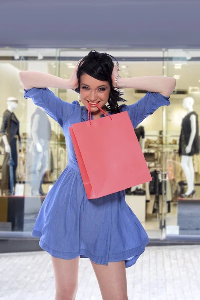 Jovem segurando sacos de compras — Fotografia de Stock