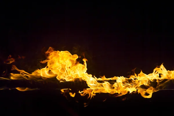 Lodernde Flammen auf schwarzem Hintergrund — Stockfoto