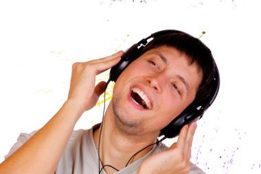 Genç adam müzik dinliyor..