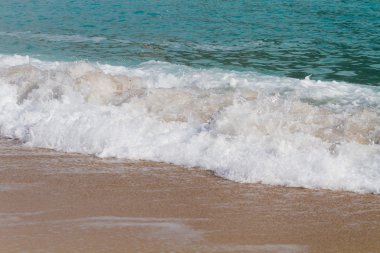 Sahilde deniz dalga yumuşak