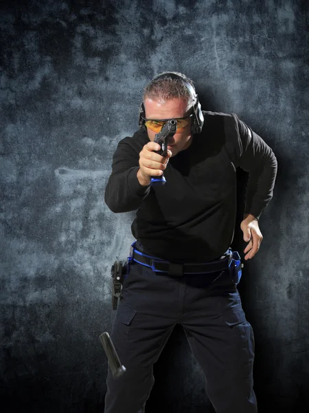 Man shooting gun — Stock Photo, Image