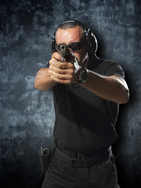 Man shooting gun — Stock Photo, Image