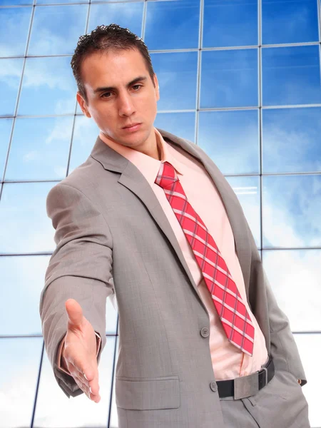 Affärsman som poserar på företags byggnad — Stockfoto