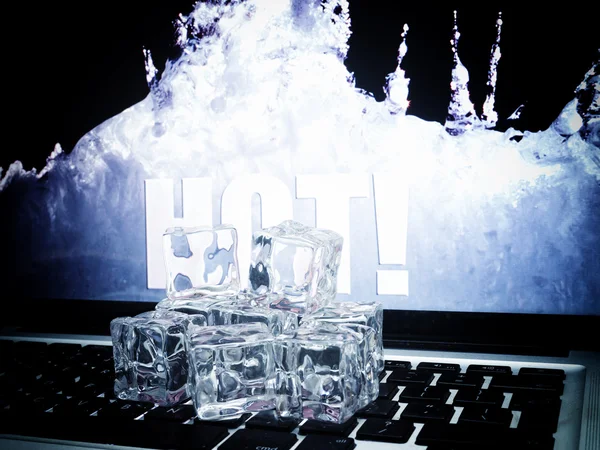 Cubitos de hielo en el teclado del ordenador — Foto de Stock