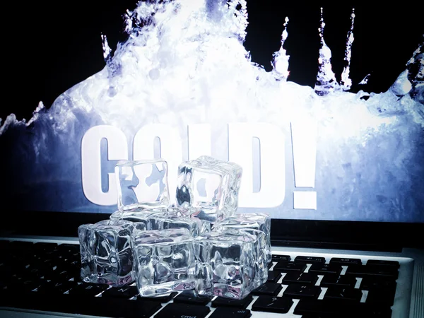 Cubos de gelo no teclado do computador — Fotografia de Stock