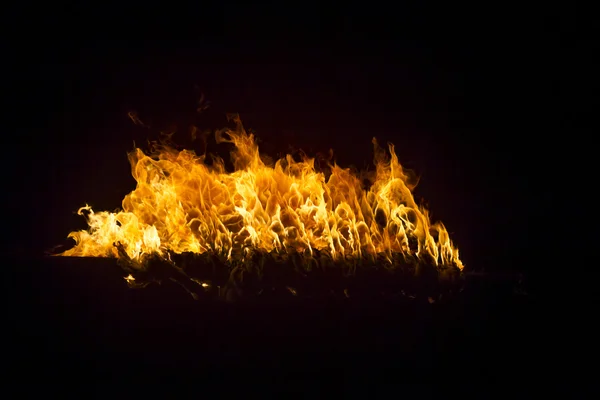 Brandende vlammen op zwarte achtergrond — Stockfoto