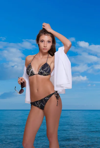 Mujer en la playa — Foto de Stock