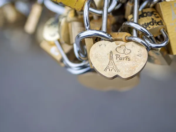 Cerraduras de amor en París puente símbolo de amistad y romance —  Fotos de Stock