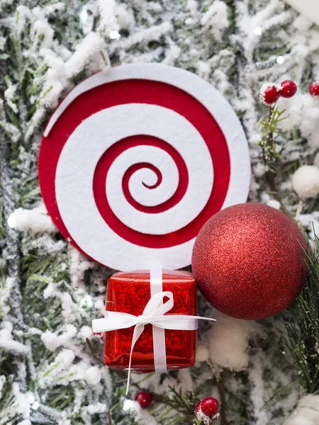 Gros plan de boule de Noël avec branche de pin — Photo