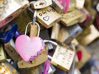 paris köprü sembolü dostluk ve romantizm aşk kilitleri